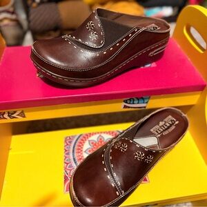 L'ATISTE Women's Brown Mules with Stitch Detail